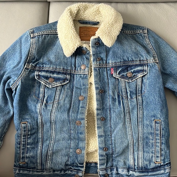 Brand-new women’s Levi’s trucker jacket!! - Picture 1 of 3